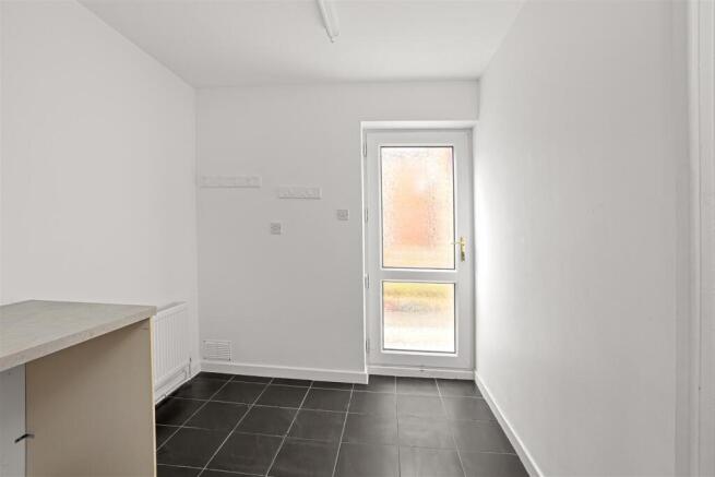 4 bed Semi-Detached to rent Image 10