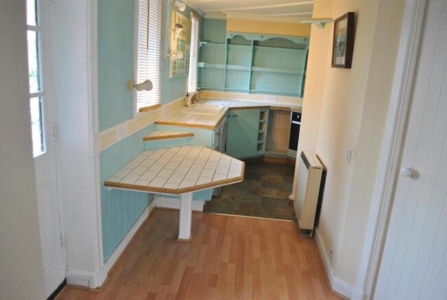 ENTRANCE/KITCHEN/BRE