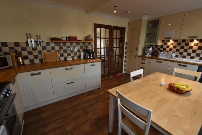 KITCHEN/DINING ROOM