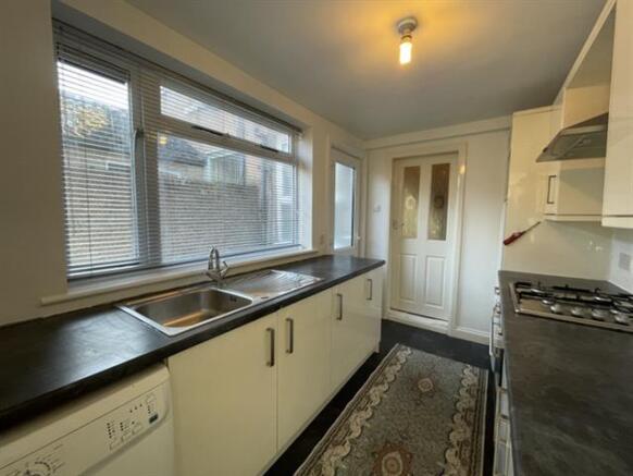 2 bed Terraced to rent Image 5