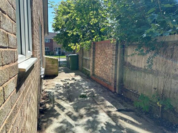 drive/garden to side