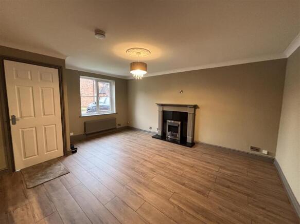3 bed Semi-Detached to rent Image 2