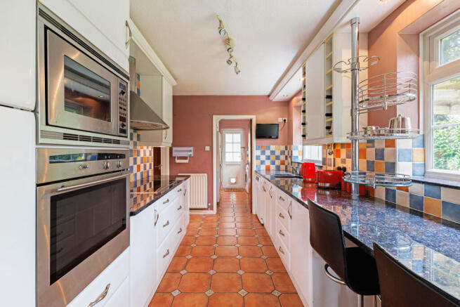 Kitchen & breakfast bar