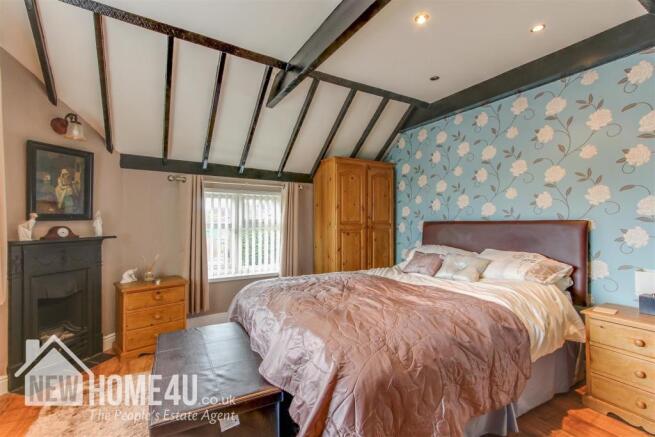 MASTER BEDROOM: