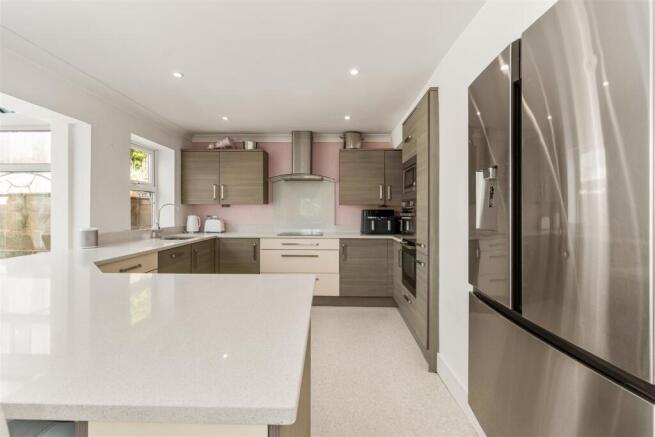 5 bed Detached for sale Image 8