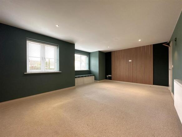 Spacious Living Room 783