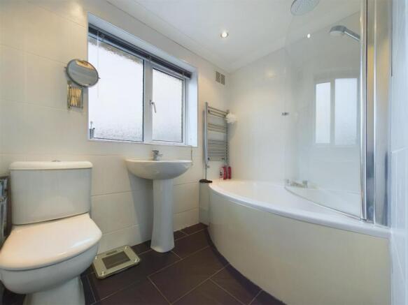 5 bed Detached for sale Image 9