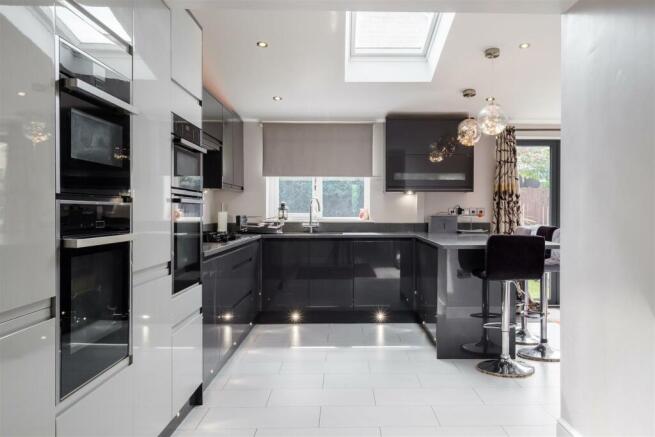 5 bed Detached for sale Image 6