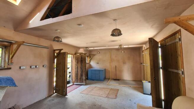 DETACHED GARAGE  / WORKSHOP