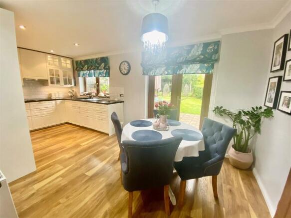 KITCHEN / DINING ROOM
