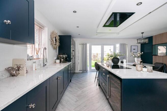4 bed House for sale Image 8
