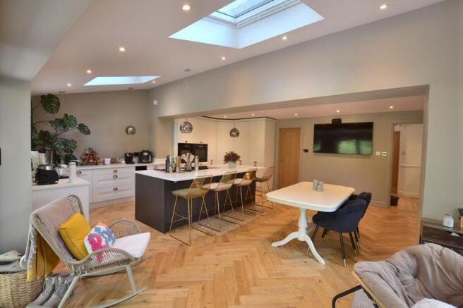 OPEN PLAN FAMILY DINING KITCHEN