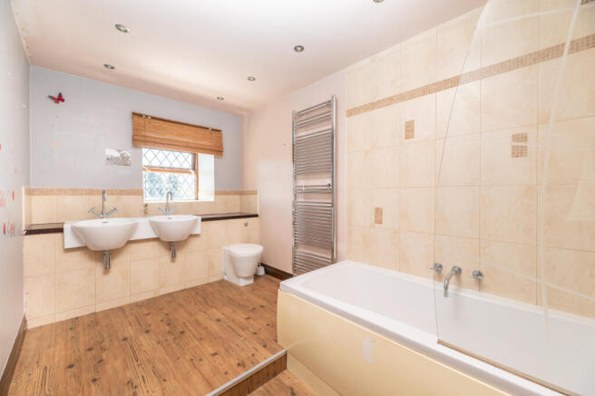 5 bed Detached for sale Image 12