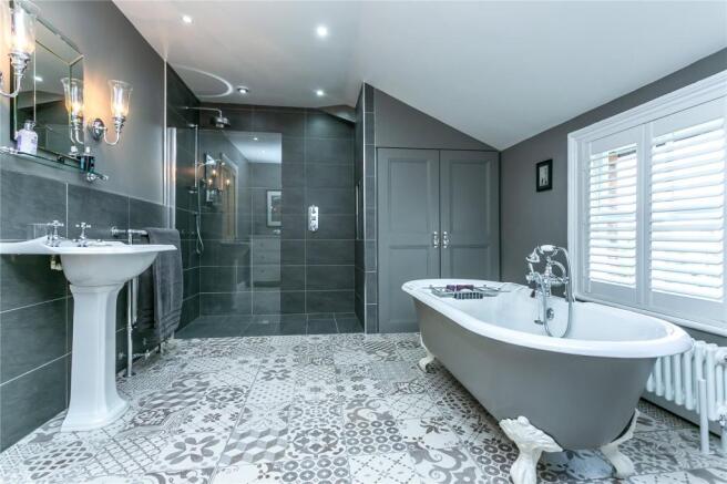 Family Bathroom 1