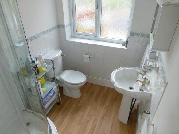 EN-SUITE SHOWER ROOM