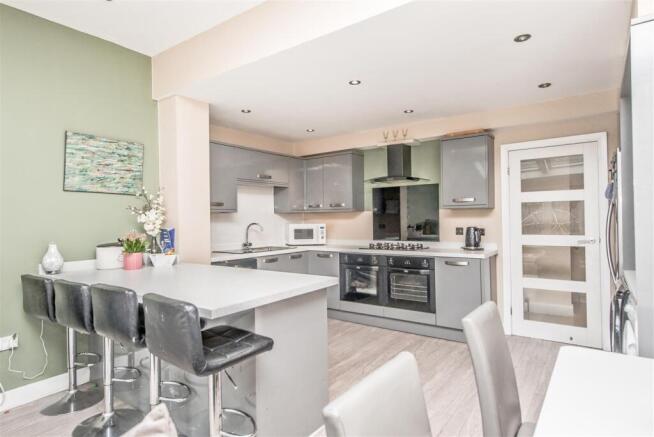 3 bed Semi-Detached for sale Image 6