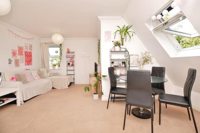 672d7187-Lounge 2...