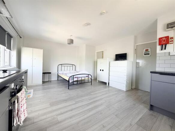 8 bed Detached to rent Image 4