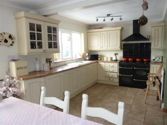SPACIOUS DINING KITC