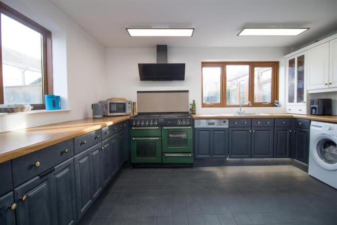 Kitchen 2_edited.jpg