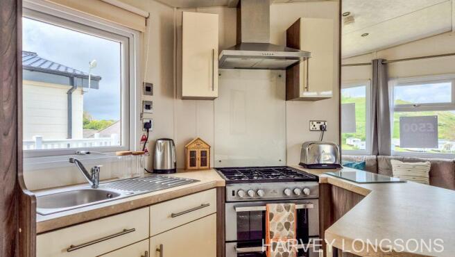 Fitted kitchen and dining area in the Delta Ascot