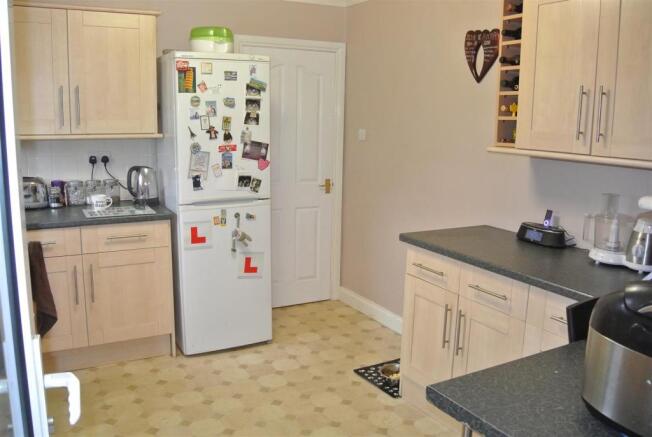 Kitchen (1).JPG