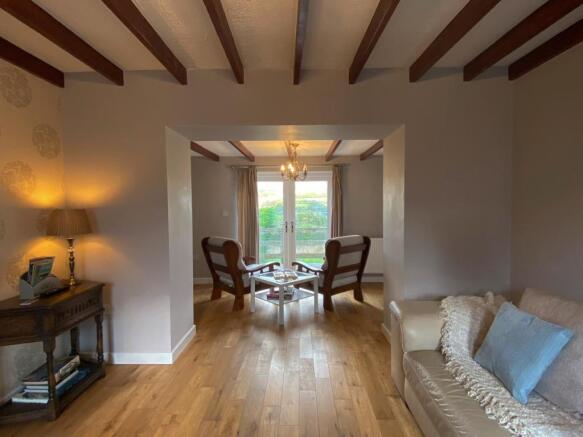 25 Heol Llanelli living1-1.jpg