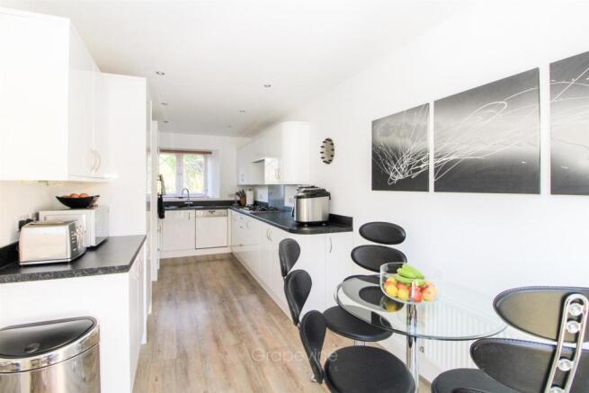 Kitchen 2.jpg