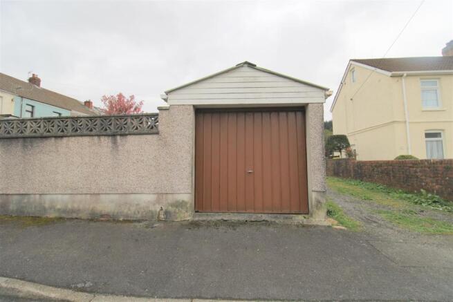 Garage to rear