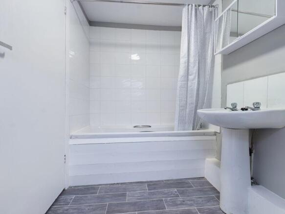 4 bed Terraced to rent Image 6