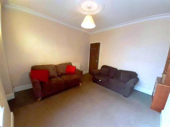 2 bed Terraced to rent Image 6