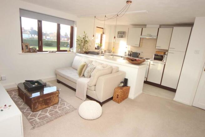 OPEN PLAN LOUNGE/DINING/KITCHEN AREA