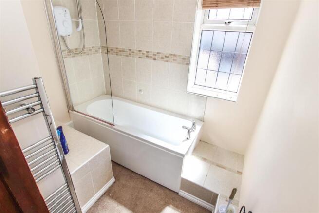 FIRST FLOOR "L" SHAPED BATHROOM