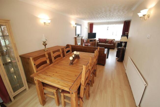 LOUNGE/DINER: