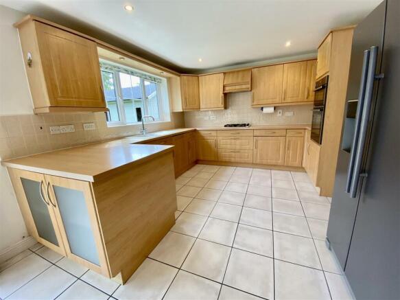 KITCHEN/BREAKFAST ROOM