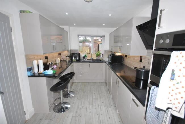 KITCHEN/BREAKFAST ROOM