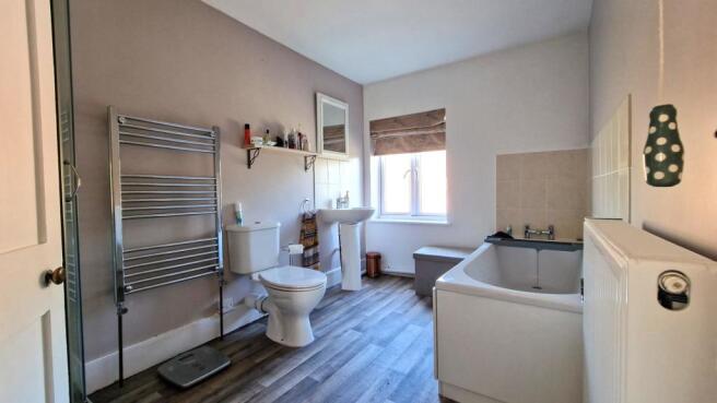 FAMILY BATHROOM
