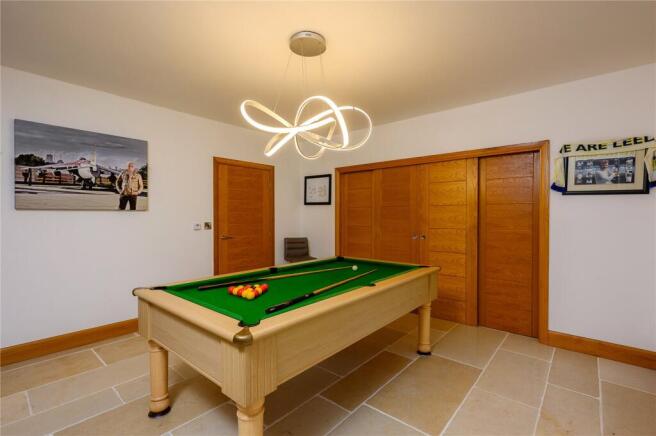 5 bed Detached for sale Image 8