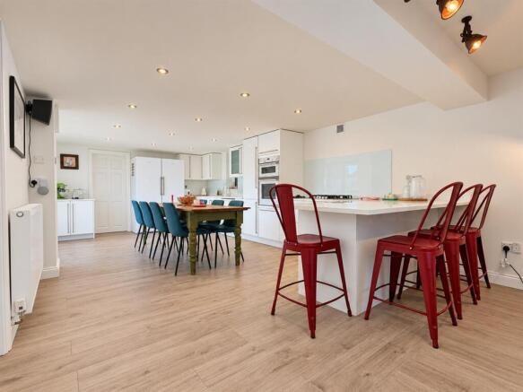 Superb OPEN-PLAN Dining Kitchen