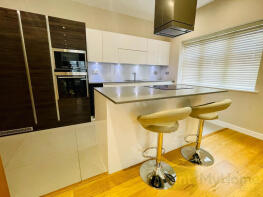 5, 49 Treetops Apartments, Leicester Road, Wanstead, London E11 2DW