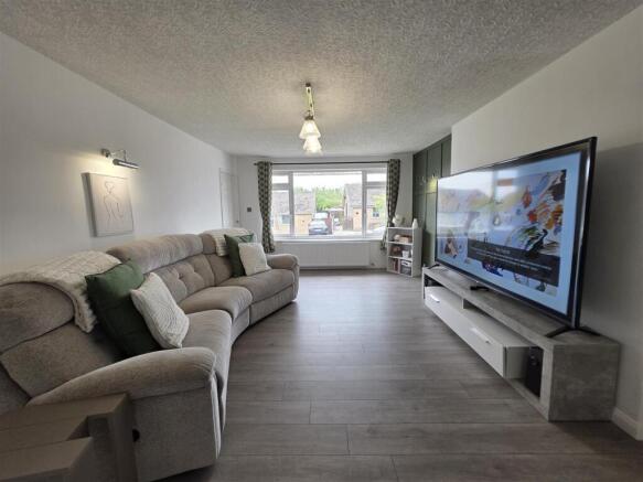 3 bed Semi-Detached Bungalow to rent Image 8