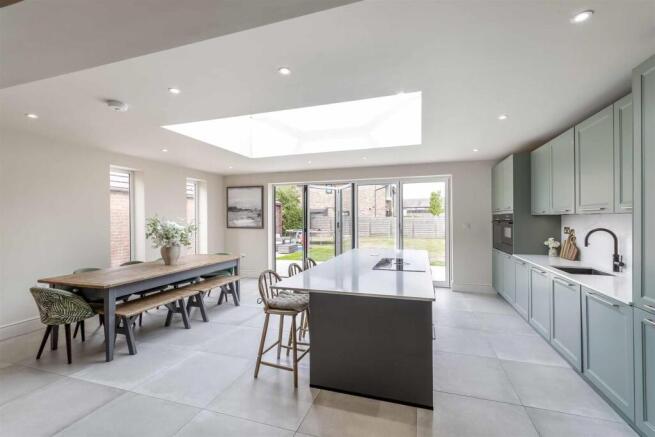 5 bed Detached for sale Image 4