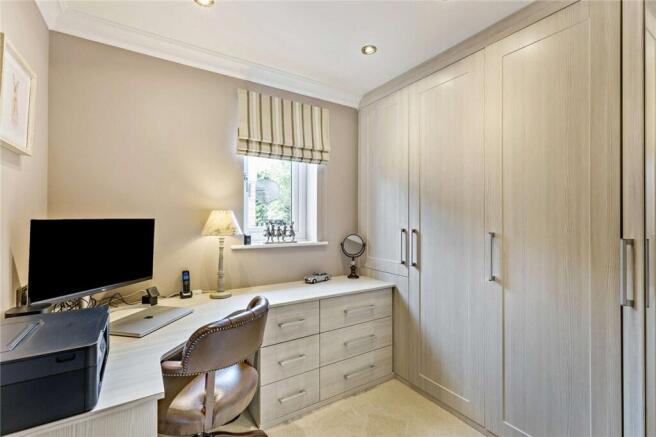 5 bed Detached for sale Image 12