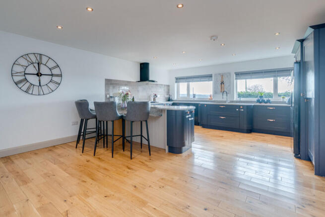 5 bed Detached for sale Image 9