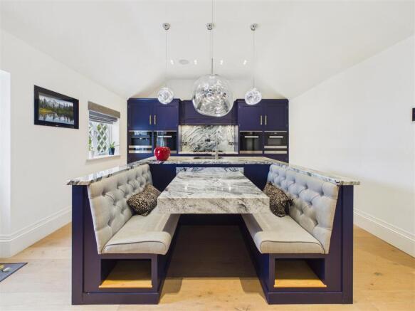 4 bed Detached for sale Image 11