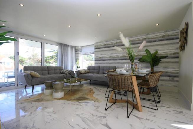 Lounge/Dining