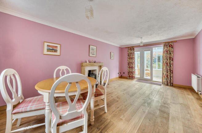 1376647-3-690b494...