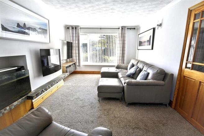 LOUNGE/DINING ROOM