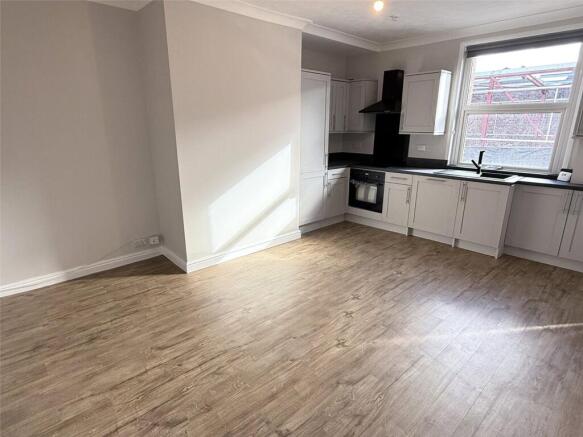 2 bed Terraced to rent Image 6