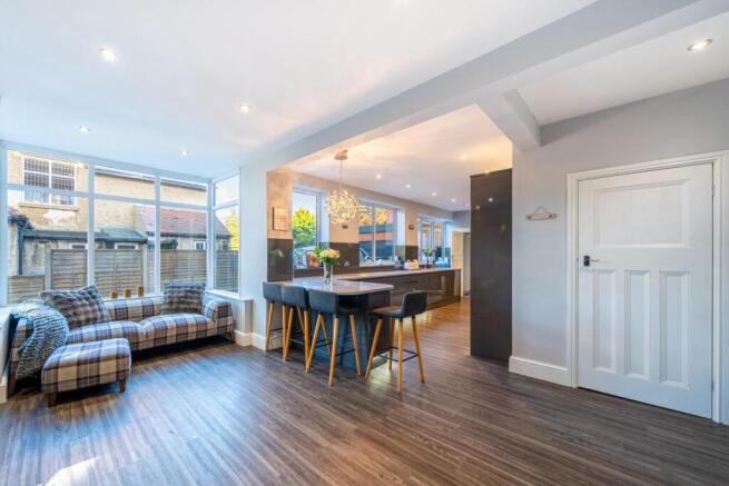 6 bed Detached for sale Image 7